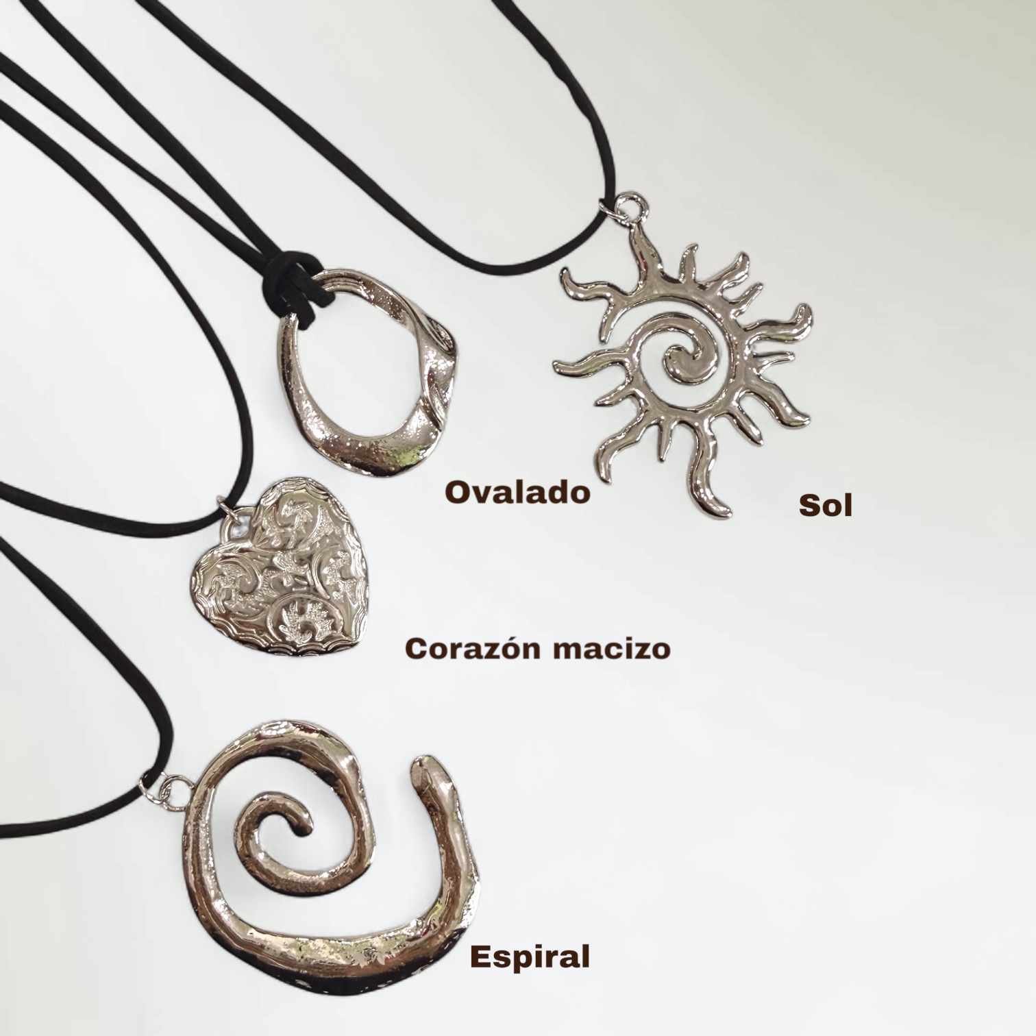 Chocker tira larga con dije grande
