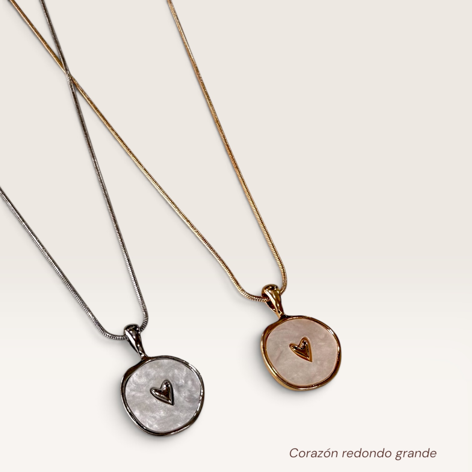 Cadena con dije nacarado