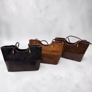 Cartera grande armada de gamuza y ecocuero con manija larga